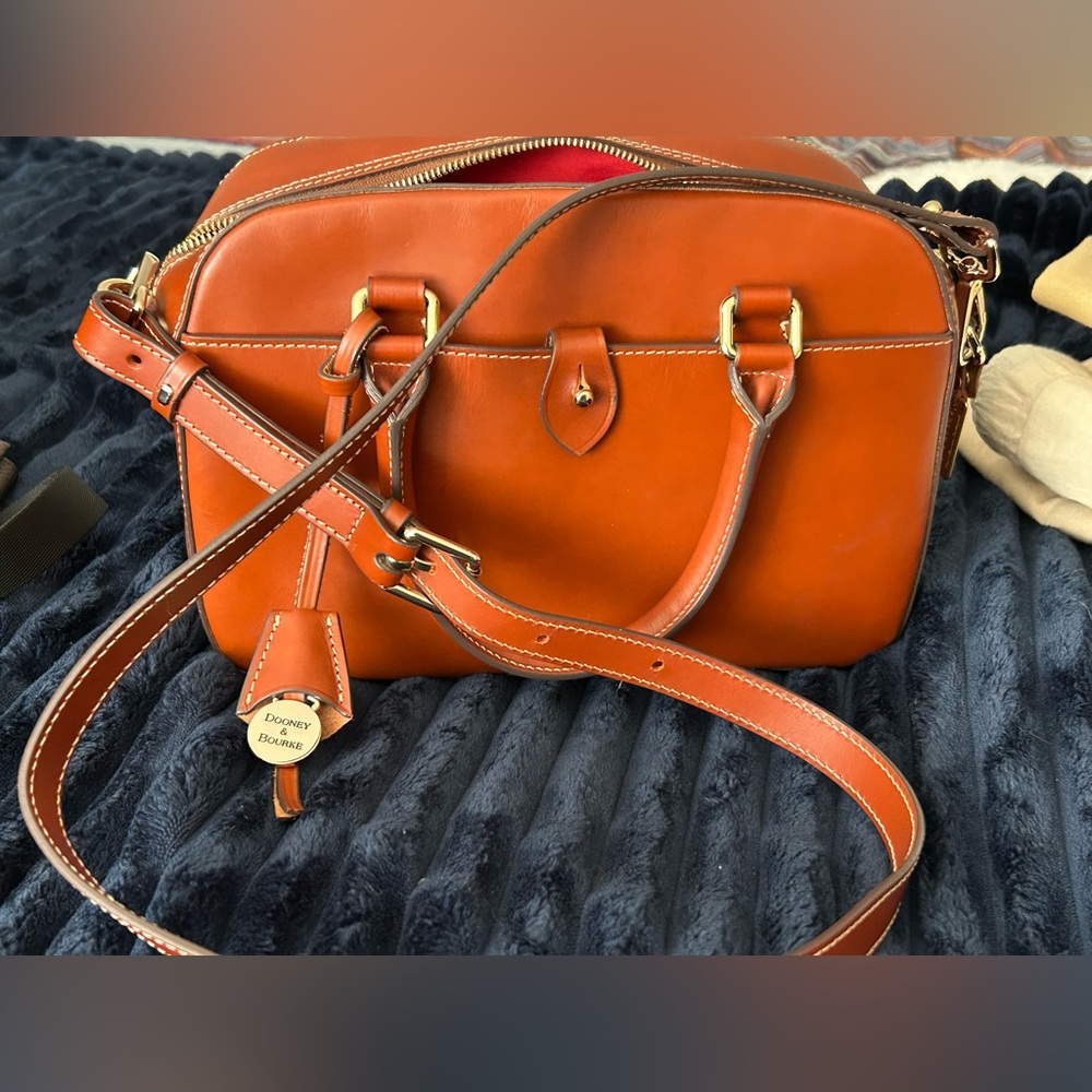 Authentic Dooney & Bourke Alto satchel/shoulder bag/crossbody.